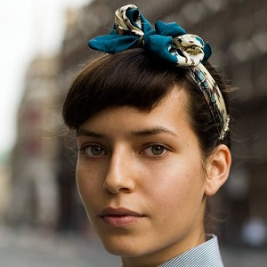 Nouer un foulard en forme de fleur
