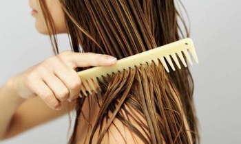 le démêlage, étape préalable à la réalisation de cornrows