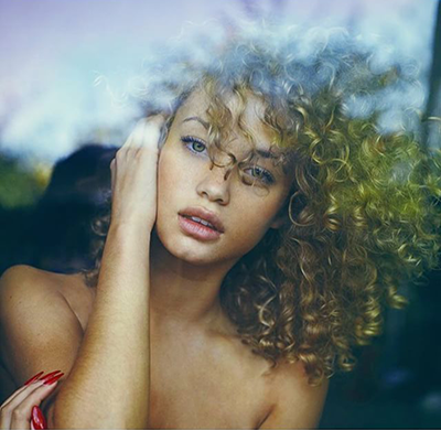 des cheveux courts et bouclés