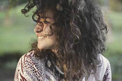 un look naturel pour des boucles relâchées au quotidien
