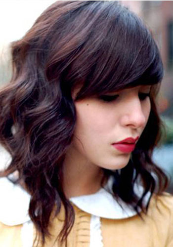 Un carré plongeant avec des cheveux wavy pour l'automne
