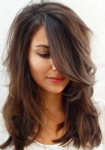 Des cheveux longs, dégradés et une grande mèche