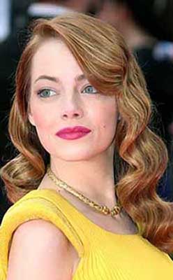 La star Emma Stone aborde une coiffure estivale avec une coloration blond vénitien tirant sur le blond