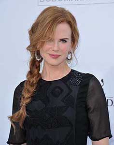 Nicole Kidman sur le tapis rouge avec ses cheveux blonds vénitiens noués en tresse