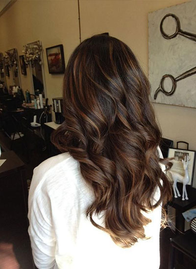 des meches caramel pour illuminer une coloration chocolat