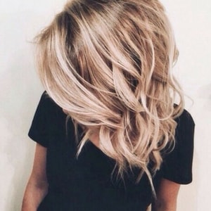 Passer de brune à blonde : balayage 