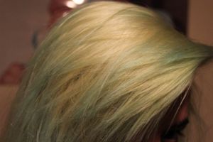 Blond qui tire vers le vert