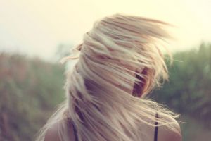 Vitalité des cheveux qui ont une coloration blonde au soleil