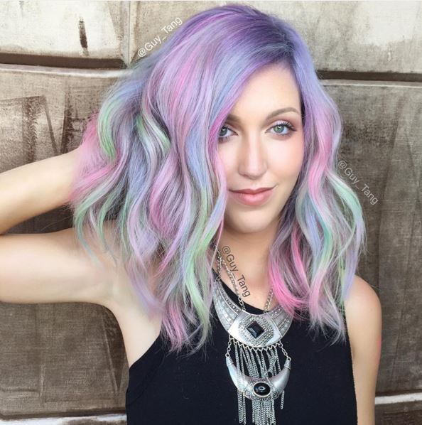 Une coloration pastel, pour des cheveux moins endommagés. 