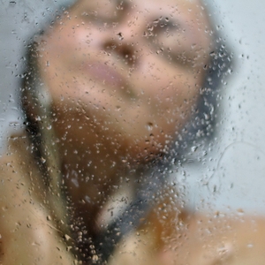 lavage et massage du cuir chevelu pour éviter les pellicules