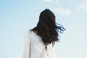une routine detox capillaire sans silicone pour purifier ses cheveux