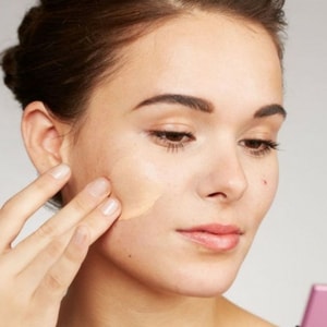 Astuces pour cacher un bouton avec du maquillage  