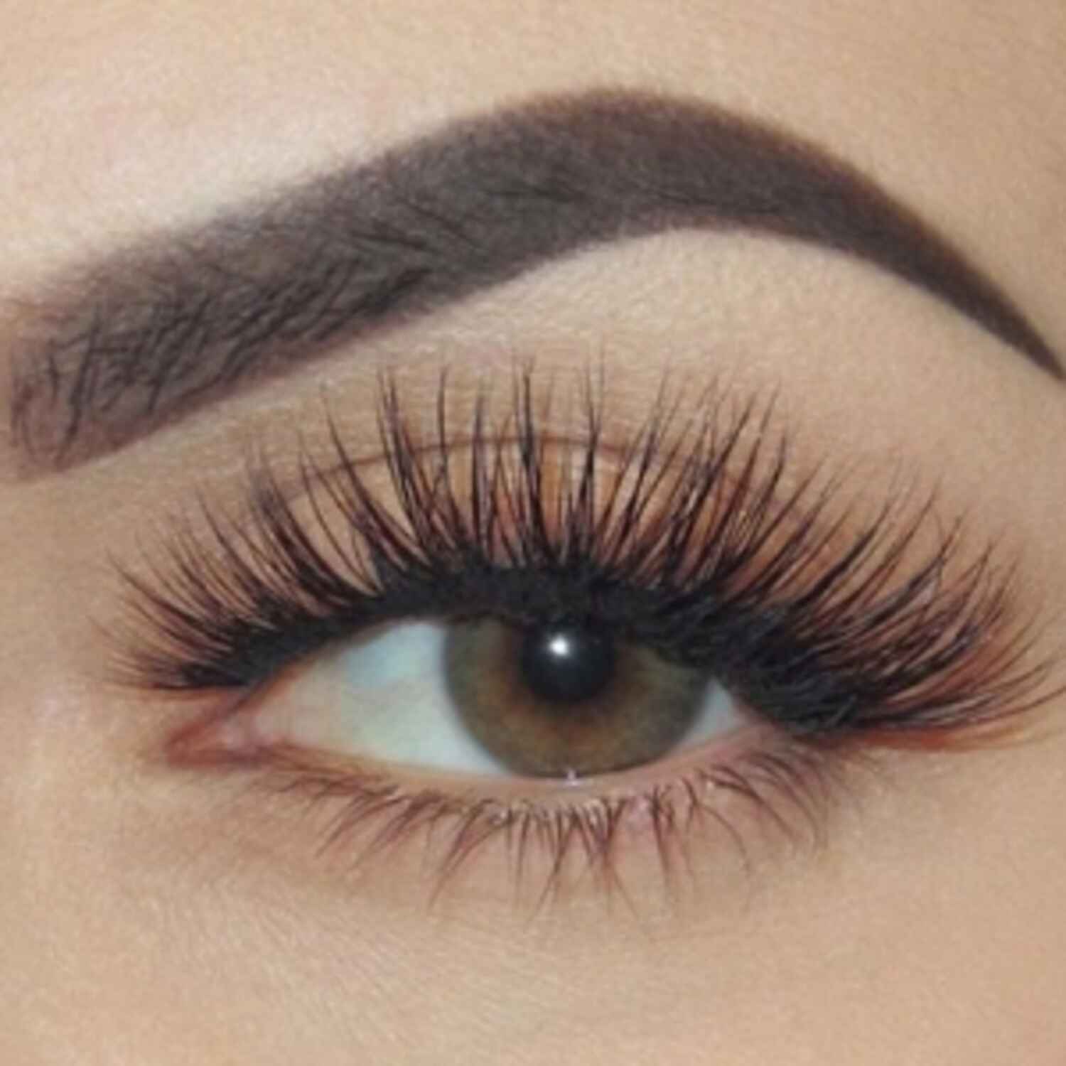Un exemple d'extension de cils volume russe