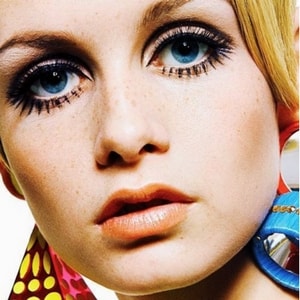 Le mannequin Twiggy, à l'origine de la tendance floating crease