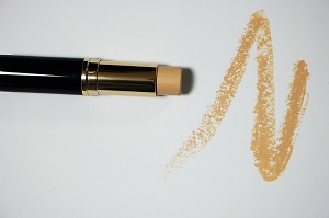 Un fond de teint stick pour les peaux grasses