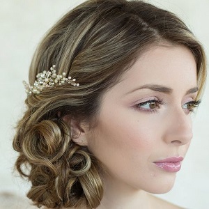 Une coiffure élégante pour une mariée naturelle