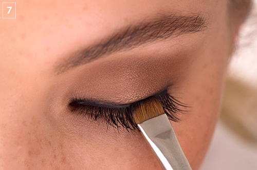 Dernière étape de la pose de faux cils