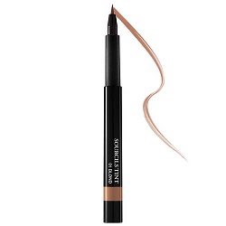 un feutre a sourcils pour un maquillage facile des sourcils