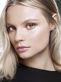 le strobing, une méthode de maquillage plus naturelle que le contouring