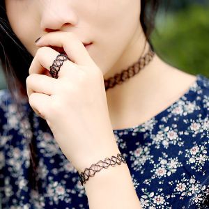 Collier ras du cou, bague et bracelet en plastique dans les années 90