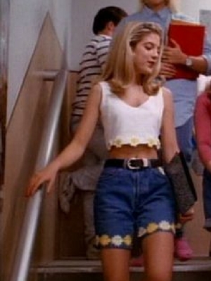 Tory Spelling avec un crop top dans les années 90