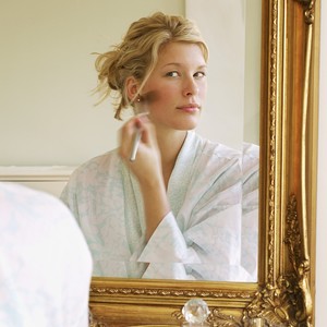 Femme qui se maquille