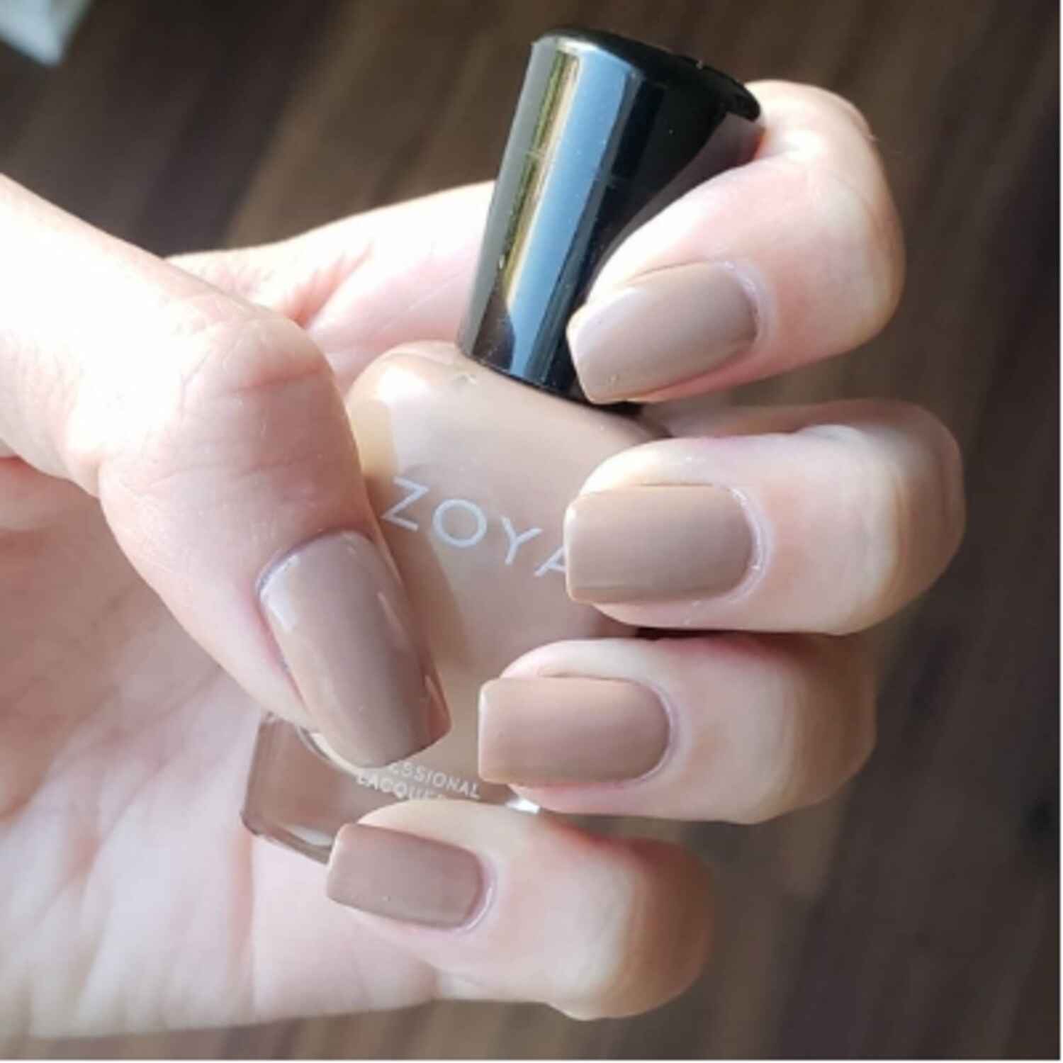 Faire un vernis nude marron