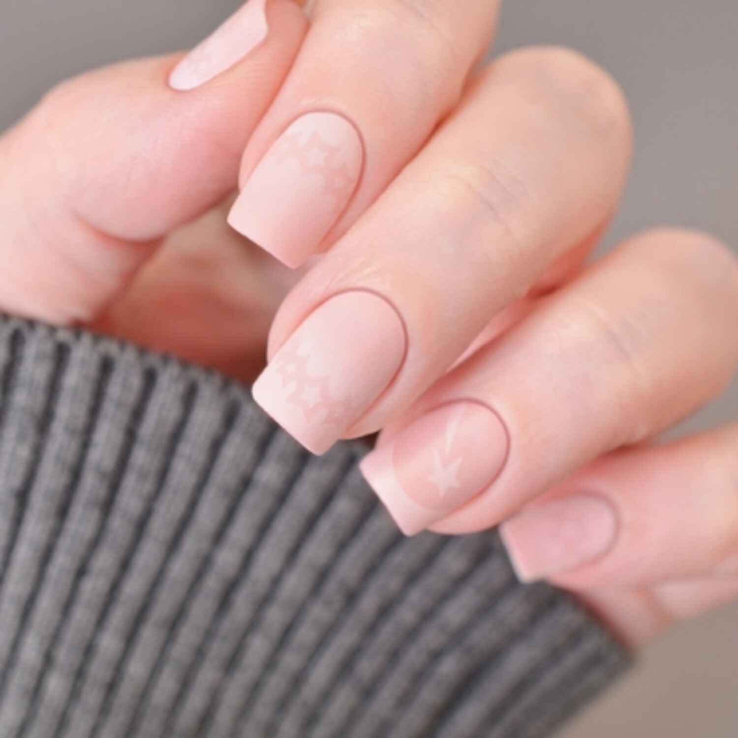 Faire un vernis nude artistique