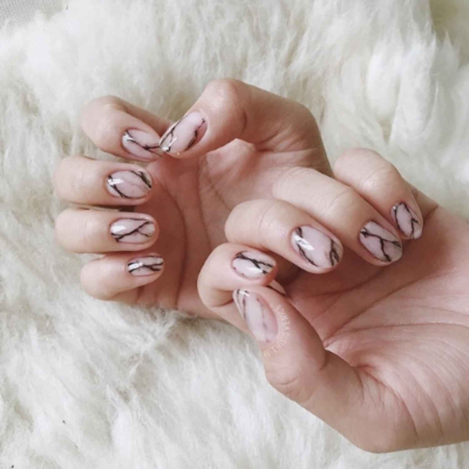 Faire un vernis nude marbré