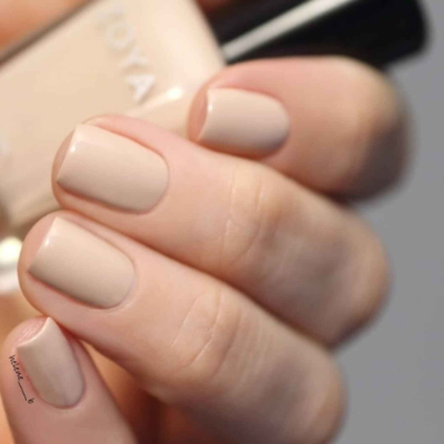 Faire un vernis nude monochrome