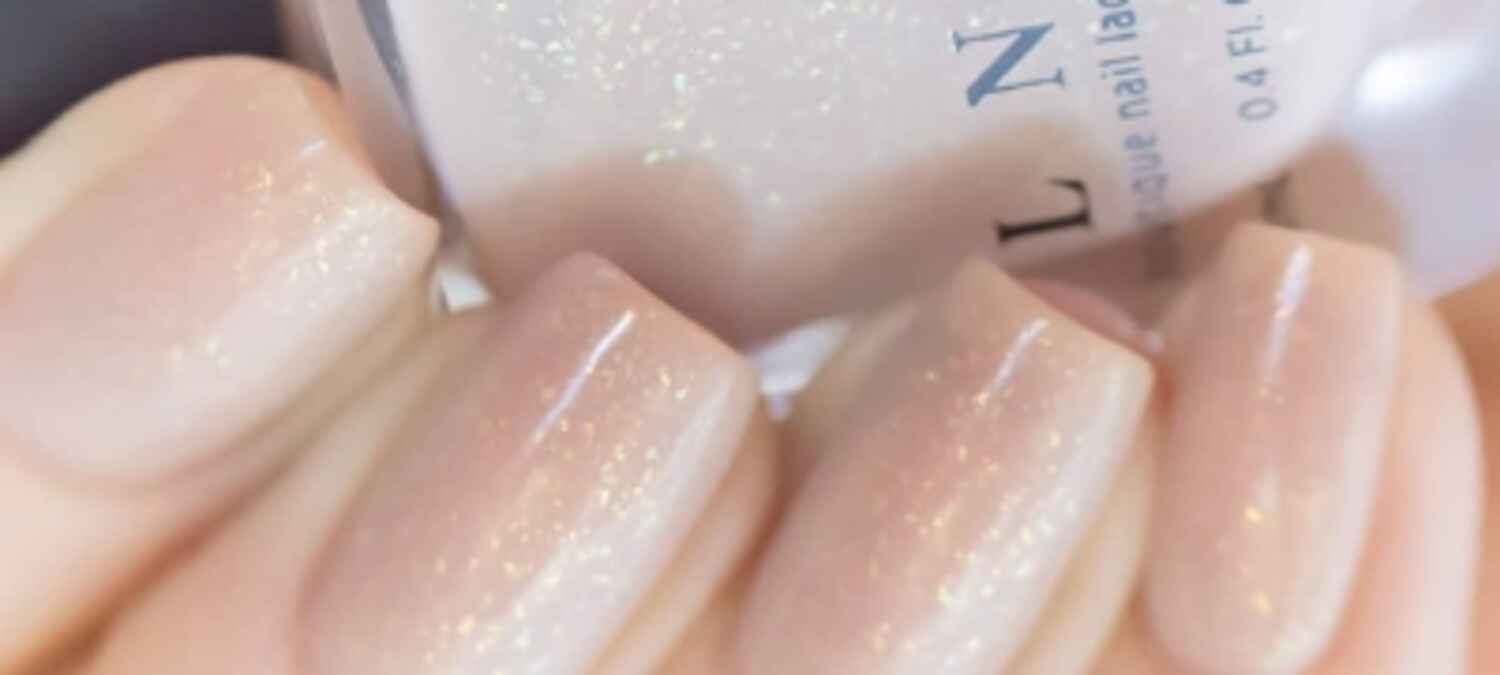 Faire un vernis nude à paillettes