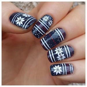 Nail art bleu avec flocons blancs