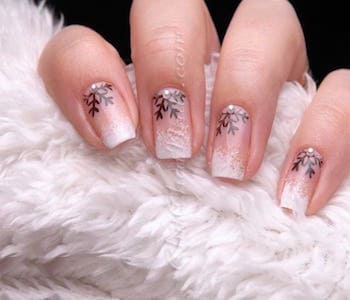 Manucure nude avec motif floconne neige