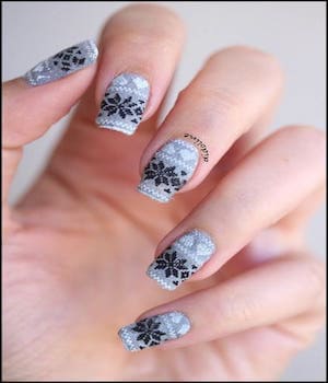 Manucure bleue motif flocons de neige