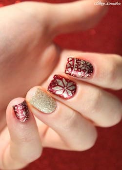 Nail art rouge et doré aux motifs flocons