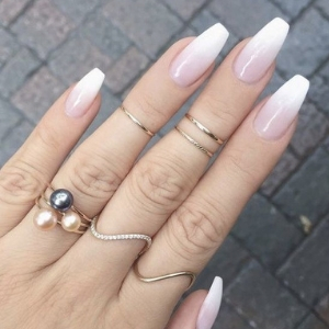 La tendance manucure des ongles Baby Boomer