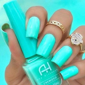 Le vernis turquoise est idéal pour l'été. Cette couleur sublime le bronzage.