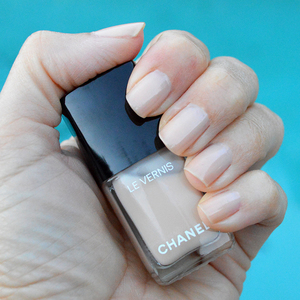 Le vernis nude, une valeur sûre en matière de manucure.