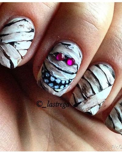 Un nail art momie pour Halloween