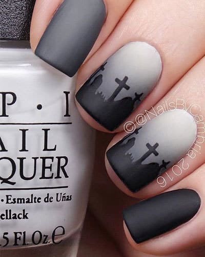 Un nail art représentant un cimetierre