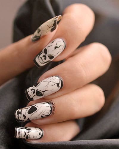un nail art effrayant avec des têtes de mort