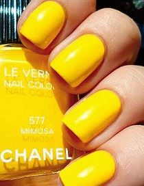 Un vernis jaune mimosa pour paraître plus bronzé