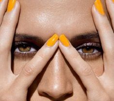 manucure jaune orangé
