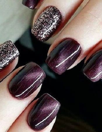 un nail art raisin avec des paillettes