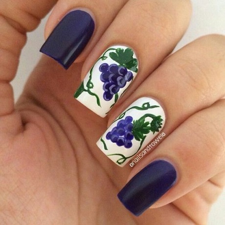 une manucure au motif grappe de raisin