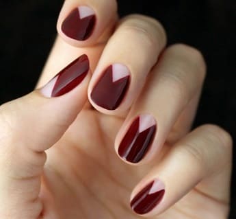 nail art bordeaux à motif triangle