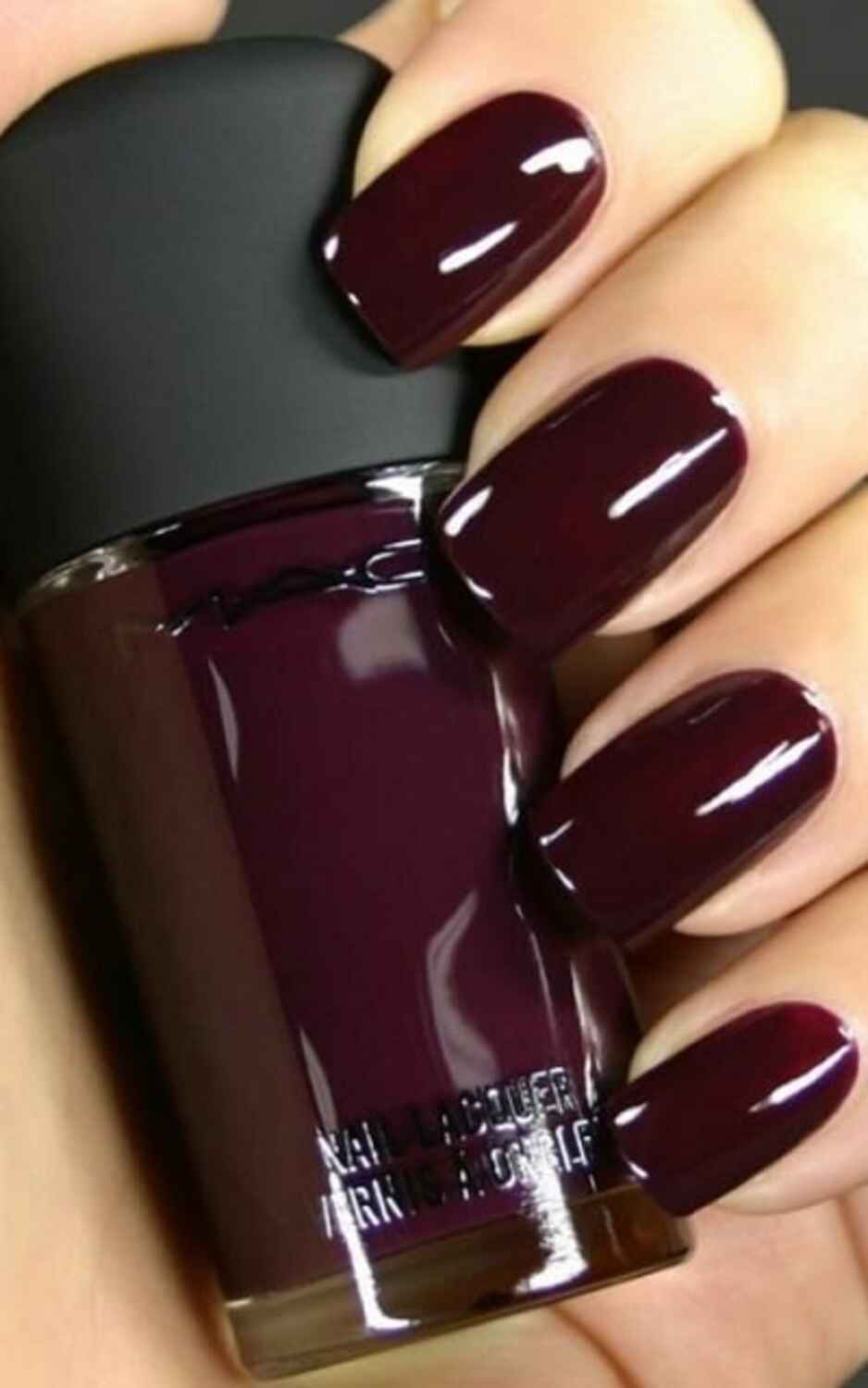 une manucure marsala pour l'automne
