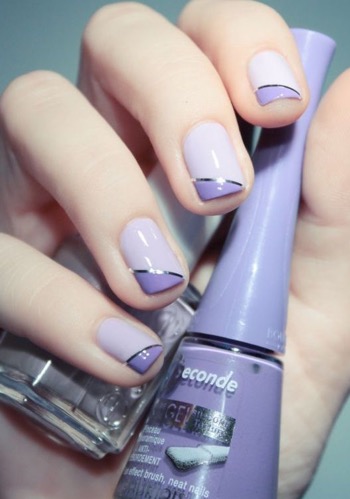Une manucure bicolore lilas et violet