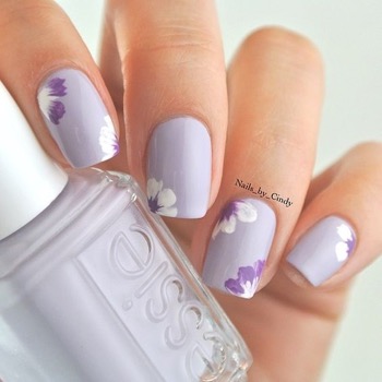 Un vernis à ongles lilas fleuri