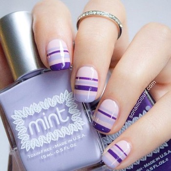 Un nail art lilas rayé